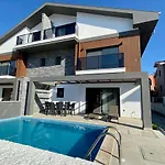 House Of Alice - With Pool Near Calis Vakantiehuis