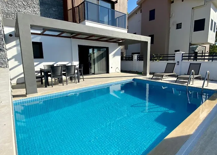 House Of Alice - With Pool Near Calis
